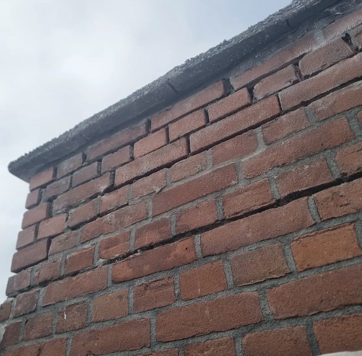 Macrodetail van metselwerk in een verweerde gevelhoek