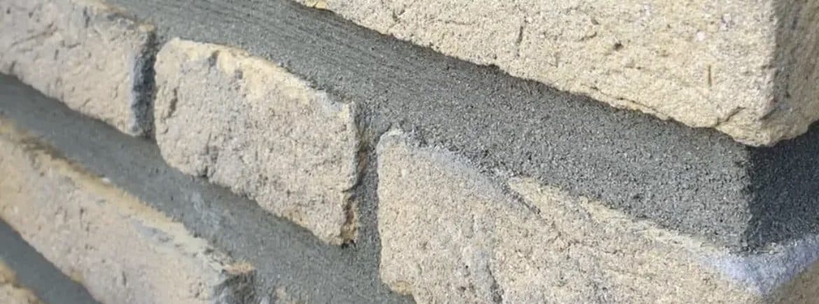 Macrodetail van voegwerk in geel/zandkleurig metselwerk