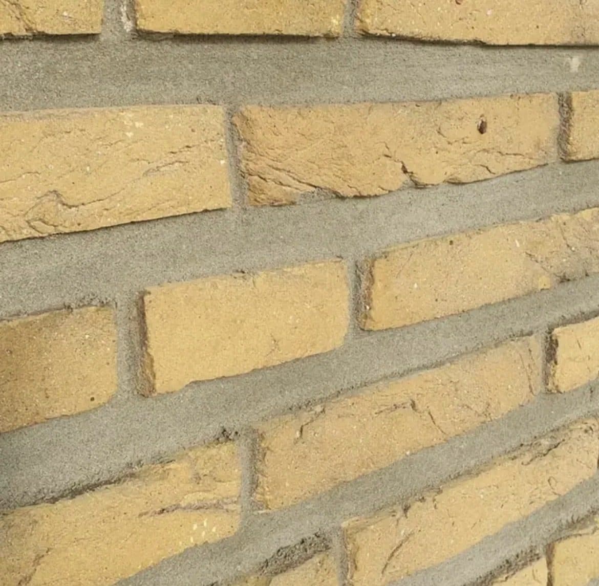 Geel/zandkleurig metselwerk met nieuw, egaal voegwerk in Den Haag