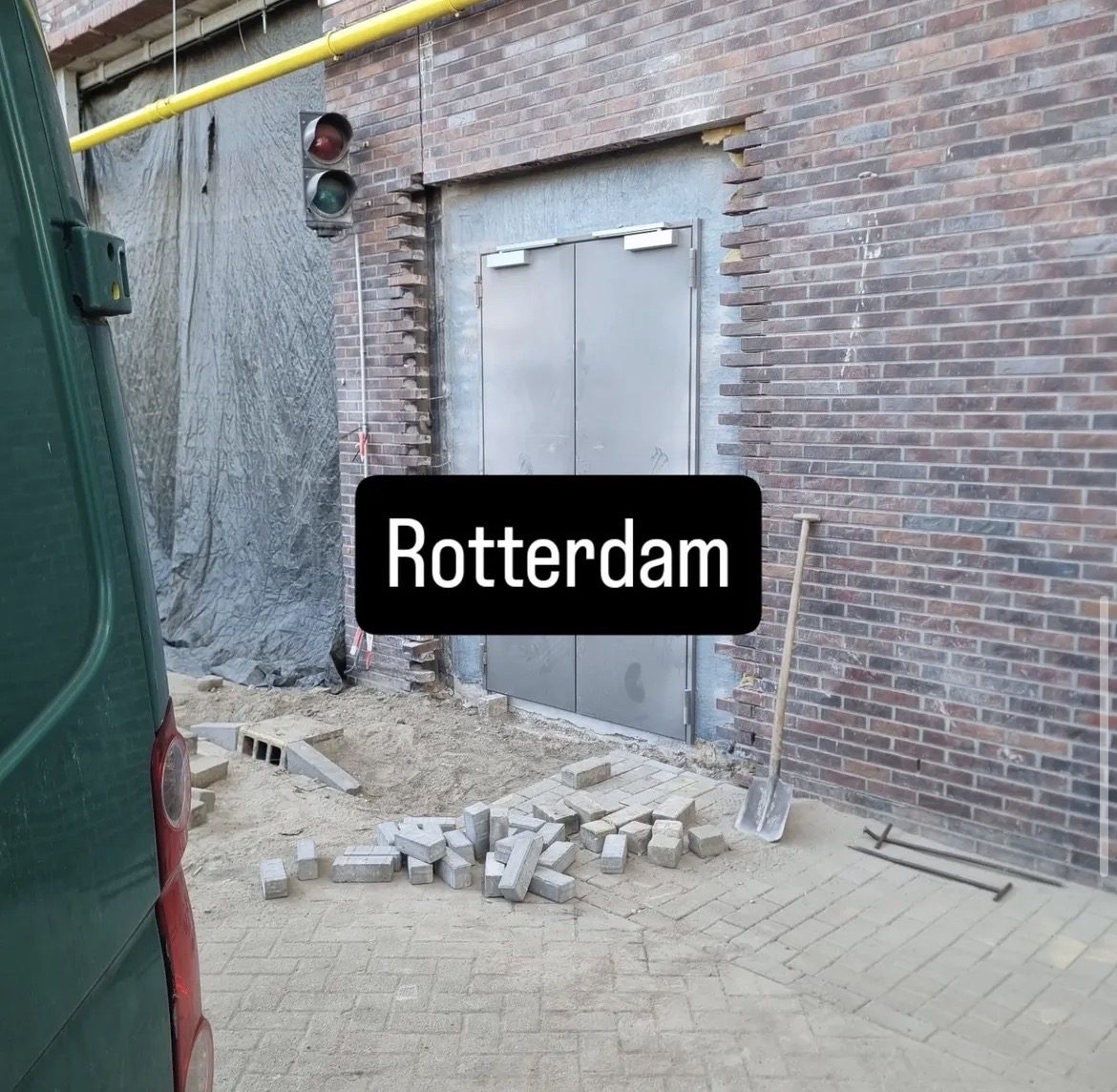 Deuropening in aanbouw met nog zichtbare isolatie rond het kozijn, in een gevel in Rotterdam